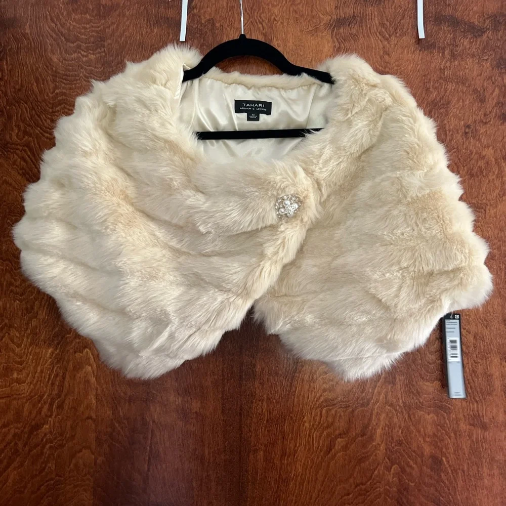 NWT Tahari‎ Champagne Faux Fur Wrap size M